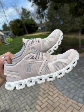 On Cloud 5 Sneakers in Shell/White 6.5